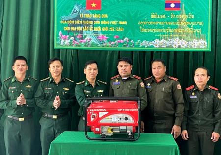 BĐBP Hà Tĩnh: Chúc mừng, tặng quà các đơn vị bảo vệ biên giới Lào nhân kỷ niệm 47 năm Ngày Quốc khánh nước CHDCND Lào