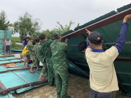 Giúp dân dựng nhà bị sập do giông lốc