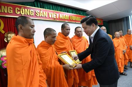Gặp mặt đoàn đại biểu người có uy tín trong đồng bào dân tộc thiểu số tỉnh Sóc Trăng