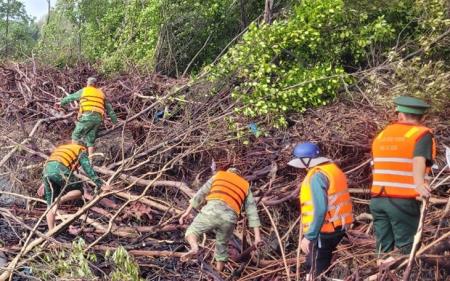 Khẩn trương tìm kiếm người bị sóng đánh rơi xuống biển