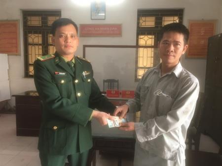 Cán bộ Biên phòng nhặt được của rơi trả lại người bị mất