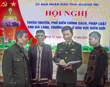Tuyên truyền, phố biến chính sách, pháp luật cho già làng, trưởng bản ở khu vực biên giới Việt Nam - Lào