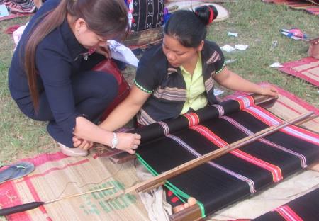 Lưu giữ nét đẹp truyền thống qua khung dệt
