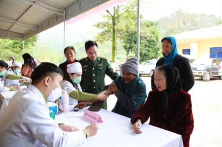 Góp sức chăm lo sức khỏe cho nhân dân vùng biên