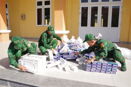 Bắt vụ vận chuyển hơn 2.700 gói thuốc lá ngoại nhập lậu