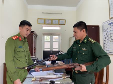 Vận động người dân giao nộp súng tự chế
