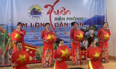 Quảng Ngãi: Nhân dân làng biển vui mừng đón Xuân Biên phòng