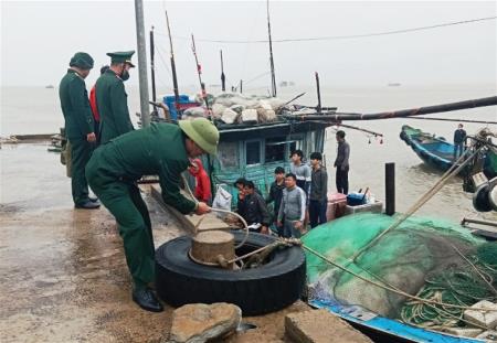 Kịp thời cứu 8 ngư dân trước khi tàu chìm trên biển
