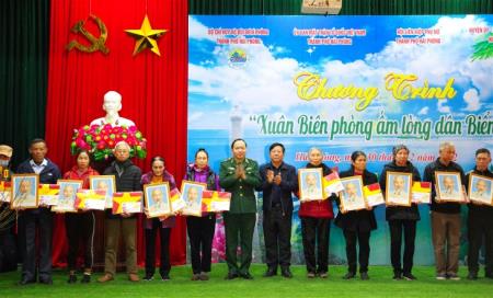 Ấm áp Chương trình “Xuân Biên phòng ấm lòng dân biển” tại thành phố Hải Phòng