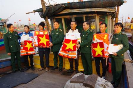 BĐBP Nam Định: Chăm lo Tết cho các gia đình chính sách, gia đình có hoàn cảnh khó khăn trên khu vực biên giới biển