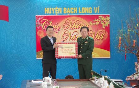 Bộ Tư lệnh BĐBP thăm, chúc Tết cán bộ, chiến sĩ và nhân dân huyện đảo Bạch Long Vỹ