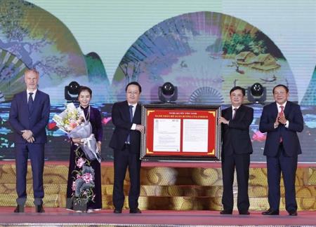 Chủ tịch nước Nguyễn Xuân Phúc dự Lễ vinh danh nữ sỹ Hồ Xuân Hương
