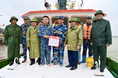 Cứu nạn thành công 13 thuyền viên tàu hàng Hoa Lư 2 bị hỏng máy trên biển