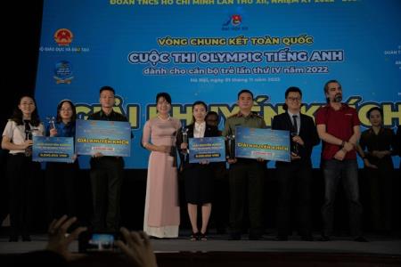 Sĩ quan trẻ đam mê học tiếng Anh