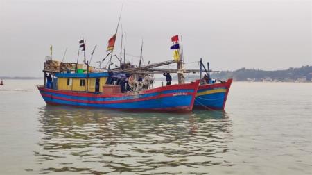 Bàn giao 6 ngư dân và phương tiện bị nạn trên biển