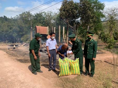Đồn Biên phòng Thanh kịp thời hỗ trợ người dân trên địa bàn bị hỏa hoạn