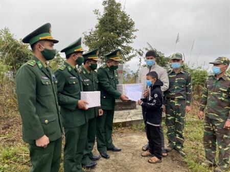 Tiếp sức cho học sinh nghèo vùng biên