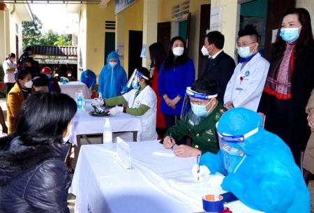 Khám bệnh, cấp thuốc miễn phí cho phụ nữ có hoàn cảnh khó khăn vùng biên Hà Tĩnh