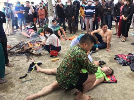 Cứu nạn 39 người trong vụ chìm ca nô du lịch trên vùng biển Cửa Đại