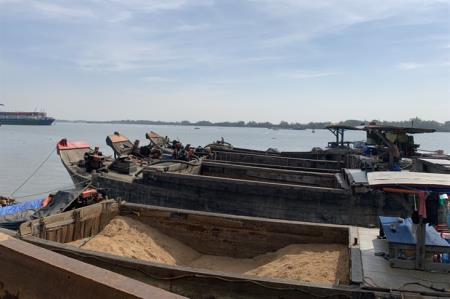 Liên tiếp phát hiện, bắt giữ 5 phương tiện khai thác, vận chuyển cát trái phép