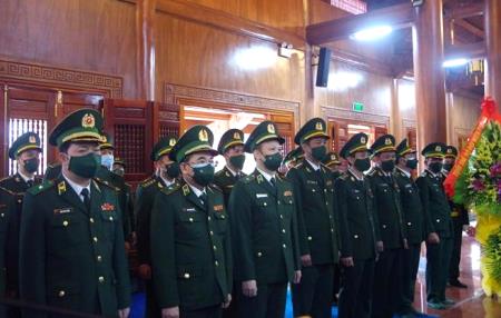 Dâng hương Đền thờ Bác Hồ và các anh hùng liệt sĩ tại Quảng Bình