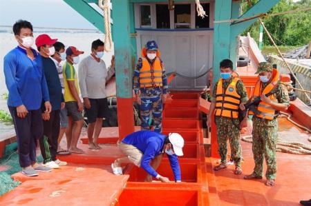 Ngăn chặn tình trạng vận chuyển, mua bán xăng dầu trái phép trên biển