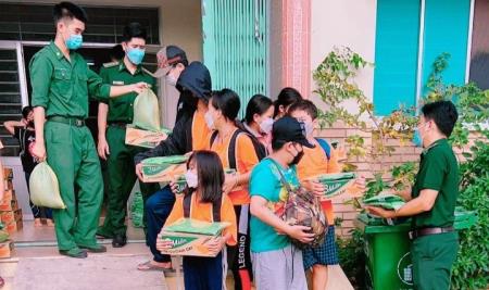 Tặng quà học sinh lớp học tình thương