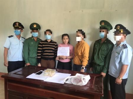 Vờ rủ bạn đi du lịch để vận chuyển ma túy qua biên giới