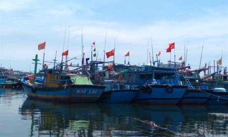 Tàu cá nằm bờ chờ… giá dầu giảm
