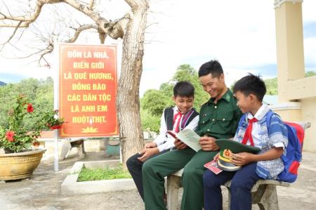 Tiếp thêm động lực cho trẻ em nghèo biên giới vượt qua khó khăn, vững bước tới trường