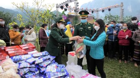 Những nữ quân nhân quân hàm xanh chia sẻ yêu thương