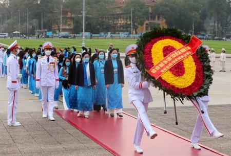 Đại biểu dự Đại hội đại biểu Phụ nữ toàn quốc lần thứ XIII vào Lăng viếng Chủ tịch Hồ Chí Minh
