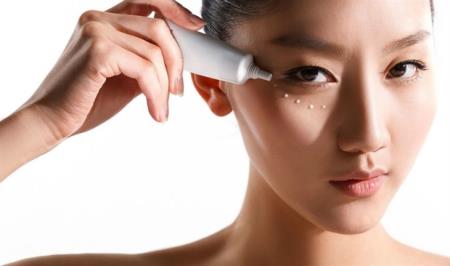 Cách thoa kem mắt đúng chuẩn hiệu quả nhất