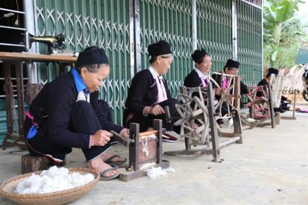Giữ nghề dệt vải truyền thống của người Dao bản Mo