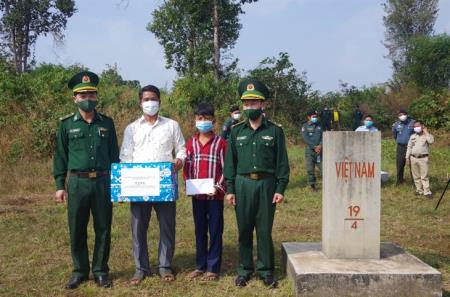 Chắp cánh ước mơ cho trẻ em nghèo bên kia biên giới