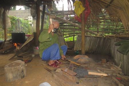 “Nuôi lửa” lò rèn của người Dao