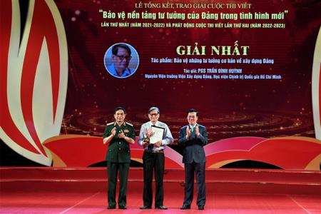 Trao giải Cuộc thi viết về bảo vệ nền tảng tư tưởng của Đảng
