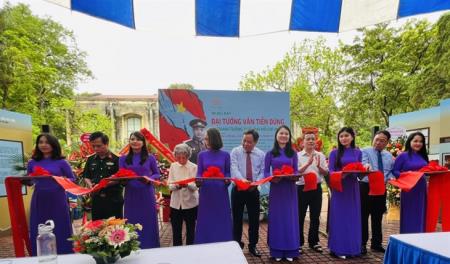 Trưng bày “Đại tướng Văn Tiến Dũng - Danh tướng thời đại Hồ Chí Minh”
