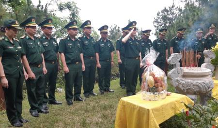 Dâng hương tri ân Bác Hồ, các Anh hùng liệt sĩ và viếng mộ Đại tướng Võ Nguyên Giáp