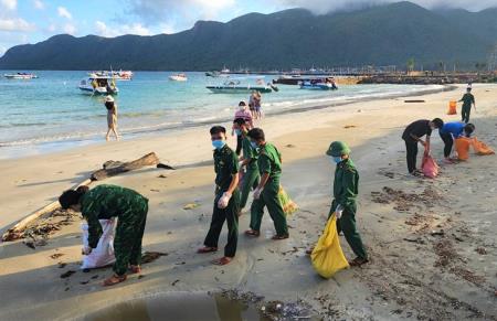 Ra quân trồng cây xanh và làm sạch môi trường biển