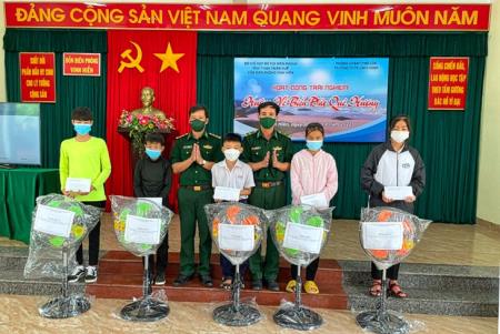 Tuyên truyền, khơi dậy tình yêu biển, đảo cho các em học sinh