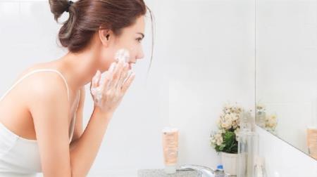 Kinh nghiệm chọn mua sữa rửa mặt an toàn, lành tính