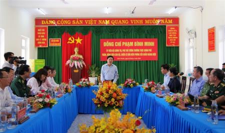Phó Thủ tướng Thường trực Phạm Bình Minh thăm, tặng quà cán bộ, chiến sĩ và nhân dân biên giới Bình Phước