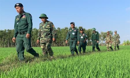 Thắt chặt mối quan hệ đoàn kết, hữu nghị giữa lực lượng bảo vệ biên giới, chính quyền và nhân dân hai bên biên giới