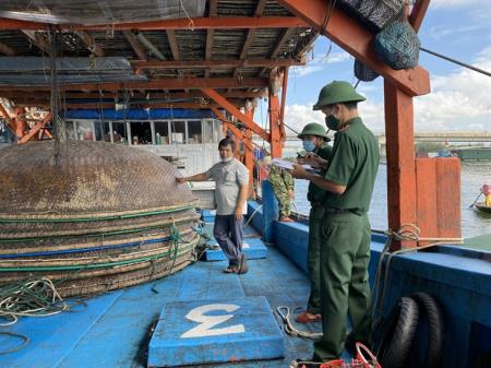 Ngư dân Quảng Ngãi hành nghề ở vùng biển Trường Sa bị tàu nước ngoài uy hiếp