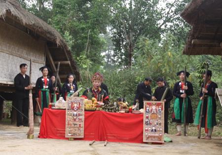 Tranh thờ của các dân tộc thiểu số trước nguy cơ mai một