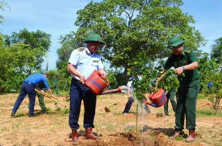 Đắk Lắk: Trồng 7.000 cây xanh nhân dịp kỷ niệm 132 năm Ngày sinh Chủ tịch Hồ Chí Minh