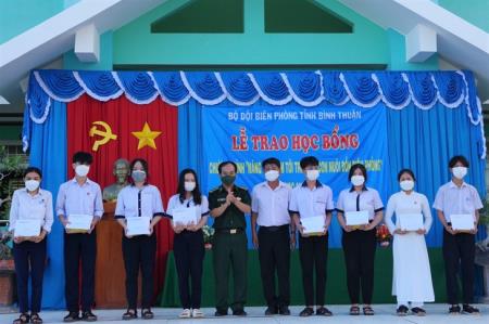 BĐBP Bình Thuận trao 24 suất học bổng “Nâng bước em tới trường”