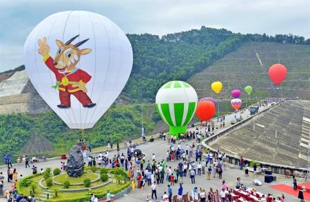 Cuộc “dạo chơi” của Sao la trên bầu trời Vũ Quang