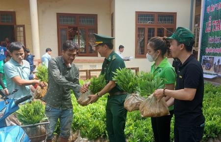 Phủ xanh dọc bờ sông biên giới Sê Pôn